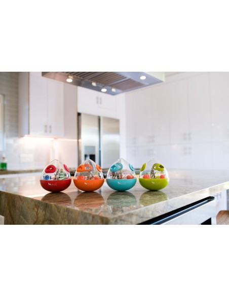 PLAY Wobble Ball Enrichment Treat Toy - Red : Color - Blauw